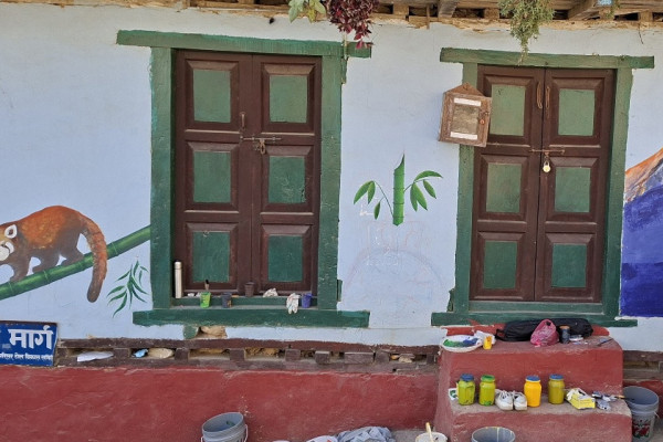 चित्र बनाउँदै ललितकलाका विद्यार्थी